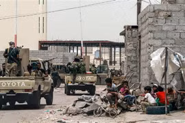 Các lực lượng Chính phủ Yemen do liên quân Arab hậu thuẫn tuần tra tại thành phố Aden. (Ảnh: AFP/TTXVN)