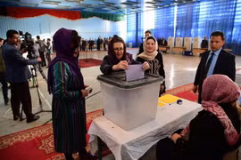 Phu nhân Tổng thống Afghanistan, bà Rula Ghani (giữa) bỏ phiếu tại điểm bầu cử ở Kabul ngày 20/10. (Ảnh: THX/TTXVN)