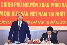 Thủ tướng Nguyễn Xuân Phúc nói chuyện với cán bộ, nhân viên Đại sứ quán và cộng đồng người Việt Nam tại Nhật Bản. (Ảnh: Thống Nhất/TTXVN)