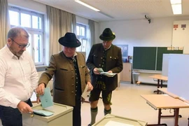 Cử tri bỏ phiếu tại một điểm bầu cử ở Neukirchen bang Bayern của Đức ngày 14/10. (Ảnh: AFP/TTXVN)