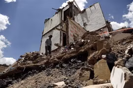 Cảnh đổ nát sau cuộc không kích của liên quân Arab do Saudi Arabia đứng đầu xuống thủ đô Sanaa của Yemen ngày 5/9 vừa qua. (Ảnh: THX/TTXVN)