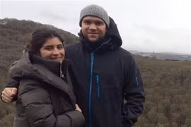 Công dân Anh Matthew Hedges (phải) và vợ Daniela Tejada. (Ảnh: AFP/TTXVN)