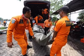 Lực lượng cứu hộ Indonesia triển khai công tác tìm kiếm các nạn nhân máy bay Boeing 737 MAX 8 ,mang số hiệu JT 610 thuộc Hãng hàng không Lion Air gặp nạn tại vùng biển Tây Java, ngày 29/10. (Ảnh: AFP/TTXVN)