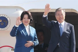 Tổng thống Hàn Quốc (phải) và phu nhân Kim Jung-sook tại sân bay Seoul. (Ảnh: Yohanp/TTXVN)