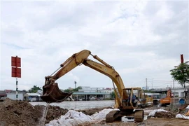 Dự án xây dựng bờ kè ven sông thuộc phường 7 và phường 8, thành phố Cà Mau do vốn ODA. (Ảnh: Kim Há/TTXVN)