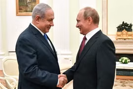 Tổng thống Nga Vladimir Putin (phải) và Thủ tướng Israel Benjamin Netanyahu. (Ảnh: AFP/TTXVN)