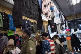 Người dân mua sắm tại một cửa hàng ở New York của Mỹ. (Ảnh: AFP/TTXVN)
