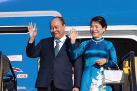 Thủ tướng Nguyễn Xuân Phúc và Phu nhân đến sân bay quốc tế Vienna, Cộng hòa Áo. (Ảnh: Thống Nhất/TTXVN)