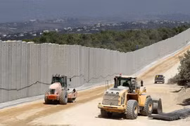 Bức tường ngăn cách biên giới Liban-Israel tại khu vực cửa khẩu Rosh Hanikra ngày 5/9 vừa qua. (Ảnh: AFP/TTXVN)
