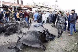 Lực lượng an ninh Iraq điều tra tại hiện trường một vụ đánh bom ở Iraq. (Ảnh: AFP/TTXVN)