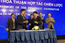 Tập đoàn AsiaInvest và MoolahSense ký thỏa thuận hợp tác. (Ảnh: Mỹ Phương/TTXVN)