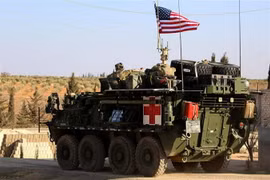 Xe quân sự Mỹ tới làng Yalanli, ngoại ô phía tây của thành phố miền Bắc Syria Manbij trong chiến dịch chống IS, ngày 5/3/2017. (Ảnh: AFP/TTXVN)