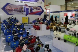 Gian triển lãm máy nén khí tại hội chợ. (Ảnh: Trần Việt/TTXVN)