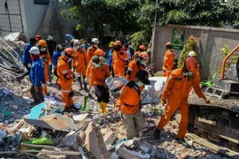 Tìm kiếm nạn nhân dưới những đống đổ nát sau trận động đất ở Palu, tỉnh Trung Sulawesi ngày 1/10 vừa qua. (Ảnh: THX/TTXVN)