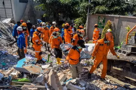 Tìm kiếm nạn nhân dưới những đống đổ nát sau trận động đất ở Palu, tỉnh Trung Sulawesi ngày 1/10 vừa qua. (Ảnh: THX/TTXVN)