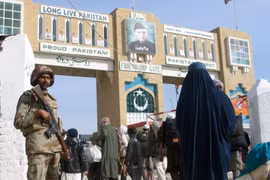 Một người lính Pakistan ở cửa khẩu Chaman, biên giới giữa Pakistan-Afghanistan. (Nguồn: Reuters)