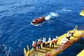 Tặng quà cán bộ, chiến sỹ, nhân dân 10 đảo thuộc quần đảo Trường Sa và Nhà giàn DK1/7. (Ảnh: Minh Quyết/TTXVN)