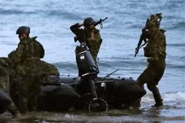 Binh sỹ thuộc lữ đoàn triển khai đổ bộ nhanh thuộc GSDF tham gia cuộc tập trận chung với lực lượng Lính thủy đánh bộ Mỹ trên đảo Tanegashima, tỉnh Kagoshima, Nhật Bản ngày 14/10 vừa qua. (Ảnh: Kyodo/TTXVN)
