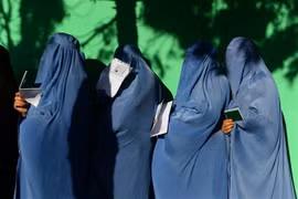 Cử tri xếp hàng chờ bỏ phiếu bầu Hạ viện Afghanistan tại tỉnh Herat. (Ảnh: AFP/TTXVN)