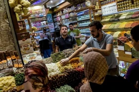 Tại một khu chợ ở quận trung tâm Sultanahmet ở Istanbul. (Ảnh: AFP/TTXVN)