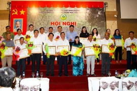 Tập thể và cá nhân có thành tích trong phong trào xây dựng nông thôn mới giai đoạn 2016-2018 nhận bằng khen. (Ảnh : Nguyễn Văn Việt/TTXVN)