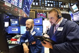 Các giao dịch viên tại sàn giao dịch chứng khoán New York của Mỹ ngày 7/12 vừa qua. (Ảnh: THX/TTXVN)
