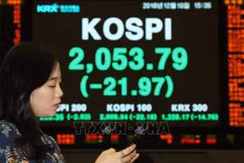 Bảng tỷ giá chứng khoán tại ngân hàng Hana, thủ đô Seoul của Hàn Quốc ngày 10/12 vừa qua. (Ảnh: Yonhap/TTXVN)