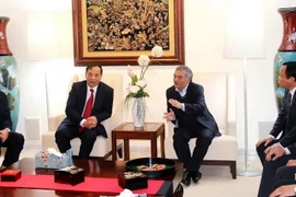 Bí thư tỉnh ủy và Chủ tịch Hội đồng Nhân dân tỉnh Hải Dương Nguyễn Mạnh Hiển và Đại sứ Nguyễn Hoài Dương. (Ảnh: Việt Hùng/Vietnam+)