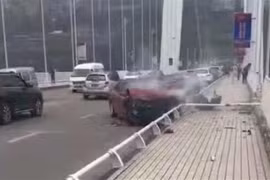 Hiện trường vụ tai nạn xe buýt va chạm xe con và lao xuống sông Dương Tử ở Vạn Châu, thành phố Trùng Khánh, Trung Quốc. (Ảnh: THX/TTXVN)