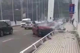 Hiện trường vụ tai nạn xe buýt va chạm xe con và lao xuống sông Dương Tử ở Vạn Châu, thành phố Trùng Khánh, Trung Quốc. (Ảnh: THX/TTXVN)