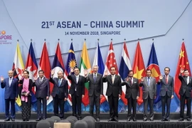 Thủ tướng Nguyễn Xuân Phúc (thứ tư, từ trái sang), Thủ tướng Trung Quốc Lý Khắc Cường (thứ năm, từ trái sang) và các Trưởng đoàn ASEAN chụp ảnh chung. (Ảnh: Thống Nhất/TTXVN)