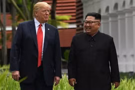 Tổng thống Mỹ Donald Trump (trái) trong cuộc gặp thượng đỉnh lịch sử với Nhà lãnh đạo Triều Tiên Kim Jong-un tại Singapore ngày 11/6 vừa qua. (Ảnh: AFP/TTXVN)