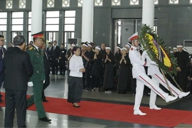 Đoàn Chính phủ Hoàng gia Campuchia do Phó thủ tướng Chính phủ Hoàng gia Campuchia Men Sam An viếng, chia buồn và viết sổ tang nguyên Tổng Bí thư Đỗ Mười. (Ảnh: Văn Điệp/TTXVN)