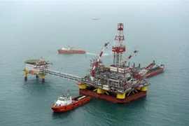 Giàn khoan dầu LSP-1 của Tập đoàn LUKOIL của Nga tại giếng dầu Korchagin trên biển Caspi. (Ảnh: AFP/TTXVN)