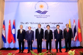 Trưởng đoàn các nước tham gia Hội nghị chụp ảnh chung. (Ảnh: Phạm Kiên/Vietnam+)