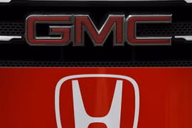 Biểu tượng General Motors (trên) và Honda. (Ảnh: AFP/TTXVN) 