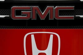 Biểu tượng General Motors (trên) và Honda. (Ảnh: AFP/TTXVN) 