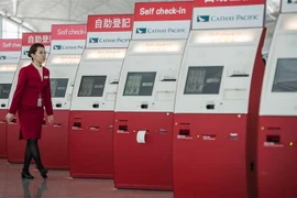 Tiếp viên hàng không của hãng Cathay Pacific tại sân bay quốc tế Hong Kong, Trung Quốc. (Ảnh: AFP/TTXVN)