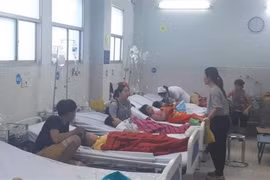 Nhiều trẻ em nghi bị ngộ độc thực phẩm đang được cấp cứu tại Bệnh viện quận Tân Phú. (Ảnh: Đinh Hằng/TTXVN)