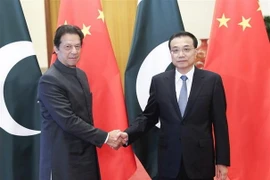 Thủ tướng Trung Quốc Lý Khắc Cường (phải) trong cuộc hội đàm với Thủ tướng Pakistan Imran Khan ở Bắc Kinh ngày 3/11. (Ảnh: THX/TTXVN)