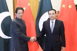 Thủ tướng Trung Quốc Lý Khắc Cường (phải) trong cuộc hội đàm với Thủ tướng Pakistan Imran Khan ở Bắc Kinh ngày 3/11. (Ảnh: THX/TTXVN)