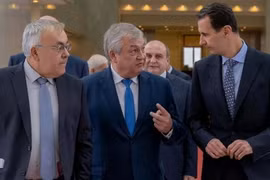 Tổng thống Syria Bashar al-Assad - bên phải, đặc phái viên Nga tại Syria Alexander Lavrentiev - ở giữa và Thứ trưởng Ngoại giao Nga Sergei Verchinen. (Nguồn: AFP/presstv)