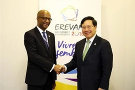 Phó Thủ tướng Bộ trưởng Ngoại giao Phạm Bình Minh gặp Bộ trưởng Bộ Ngoại giao Madagascar Eloi Alphone Maxime Dovo. (Ảnh: Tâm Hằng/TTXVN)