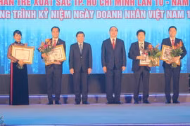 Lãnh đạo Thành phố Hồ Chí Minh trao giải cho các doanh nhân đạt danh hiệu Doanh nhân trẻ xuất sắc Thành phố Hồ Chí Minh năm 2018. (Ảnh: Xuân Anh/TTTXVN)