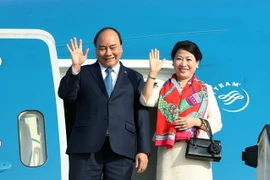 Thủ tướng Nguyễn Xuân Phúc và Phu nhân trước khi rời sân bay quân sự Melsbroek, thủ đô Brussels, Vương quốc Bỉ. (Ảnh: Thống Nhất/TTXVN)