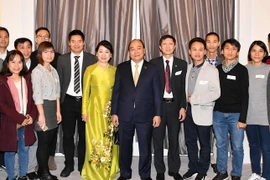 Thủ tướng Nguyễn Xuân Phúc, Phu nhân gặp gỡ cán bộ nhân viên Đại sứ quán và đại diện cộng đồng Việt Nam tại Đan Mạch. (Ảnh: Thống Nhất/TTXVN) 