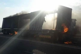 Hiện trường vụ tai nạn giao thông trên quốc lộ 1, tỉnh Limpopo, Nam Phi ngày 25/11. (Ảnh: EWN/TTXVN)