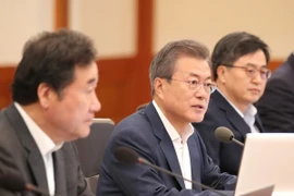 Tổng thống Hàn Quốc Moon Jae-in, ở giữa. (Ảnh: Yonhap/TTXVN)