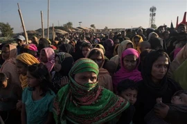 Người Rohingya xếp hàng nhận hàng hóa cứu trợ tại trại tị nạn Kutupalong ở Cox's Bazar, Bangladesh. (Ảnh: AFP/TTXVN)