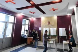 Nhân viên bầu cử Gruzia chuẩn bị hòm phiếu tại một địa điểm bầu cử ở Tbilisi ngày 27/10. (Ảnh: AFP/TTXVN)
